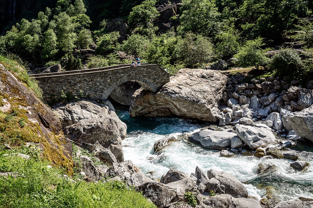 Ponti in pietra sul fiume